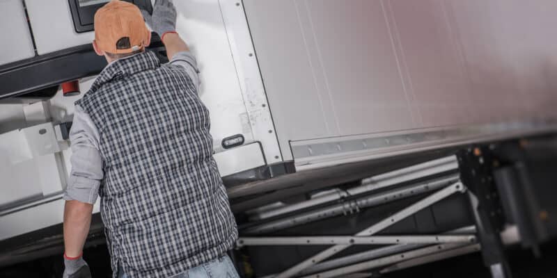 driver setting temperature on reefer trailer