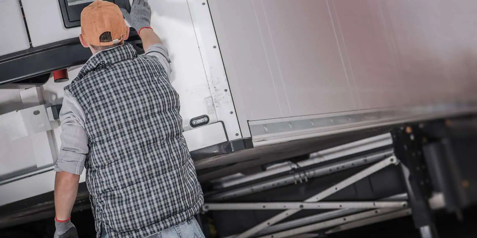 driver setting temperature on reefer trailer